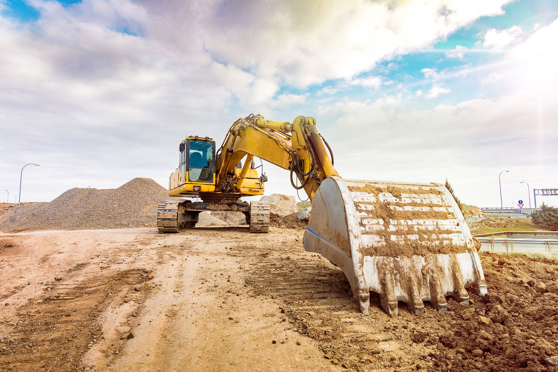 Ein gelber Bagger gräbt auf einer Baustelle